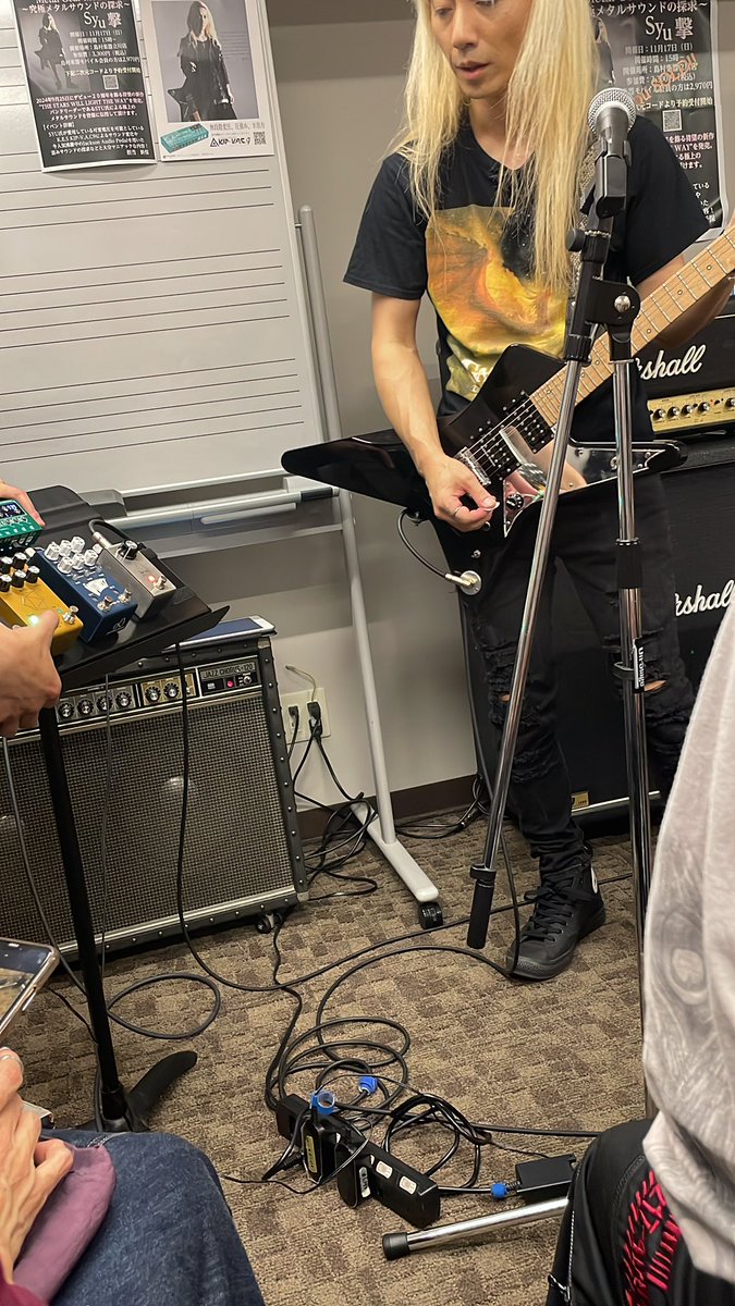 TogeToge_Jusan's tweet photo. #GALNERYUS #SYU #SYU撃 #jacksonaudio #拡散希望
本日はSYUさん結構JC-120メインで弾かれておりました。
Jackson AUDIOさんのペダルで演奏されてたのですが、SYUさんのハイゲイサウンドは流石でした。
・しっかり帯域等調整すればJC-120からでも音抜けの良いメタルサウンドは作れる
その通りでした https://t.co/wr8FeWie1c