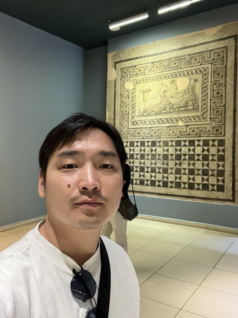 2022 онд Туркын Газиантеп хотын төсөл дээр ажиллаж байлаа. Ромын эзэнт гүрний үед үүссэн бөгөөд 13-р зуунд Хүлэгү Хааны Ил Хаадын улсад харьяалагдаж байсан. Өдгөө 1.8 сая хүн амтай. Зуны саруудад +40 давж, өвөлдөө -10 орчим болдог.

Бүс нутгийн төв болохын тулд бэлэн хувцас, бөс