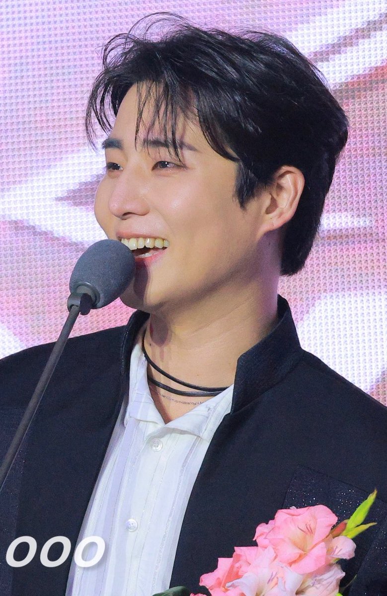 dear_bassist's tweet photo. the tears in his eyes OH im sobbing😭 YOU HAVE WORKED SO HARD YOUNGK🥹🥹🥹🥹🥹🥹🥹🥹🥹🥹🥹 i can’t imagine how gratifying it must feel to see that all the efforts you put out are bearing its fruits😭😭😭😭🫳🏻🫳🏻🫳🏻🫳🏻 https://t.co/a8haMCTlo2