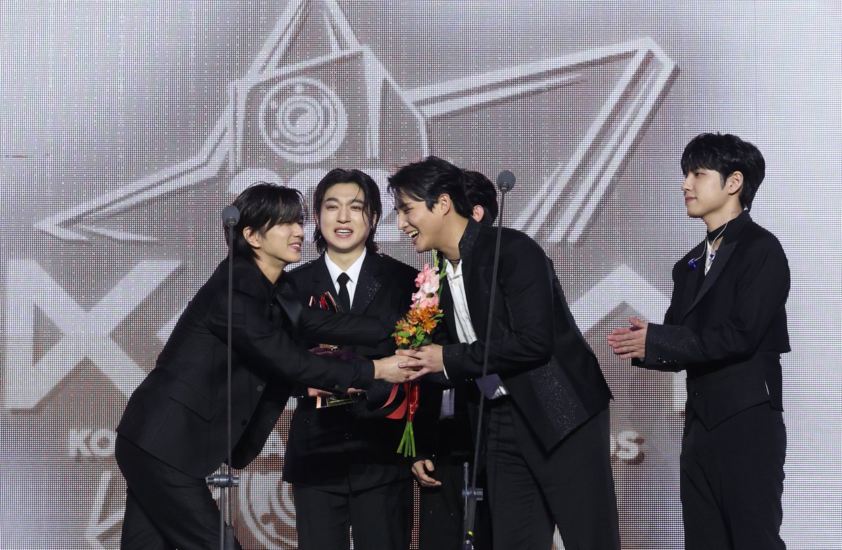 [#KGMA DAY 2]

#KGMA2024 #송데이 

오늘의 시상자
#유승호 #YooSeungHo #데이식스 #Day6
둘째 날, 송 데이에서 특별한 무대를 빛내주셨습니다! 🌟

#KGMA #KoreaGrandMusicAwards
#코리아그랜드뮤직어워즈