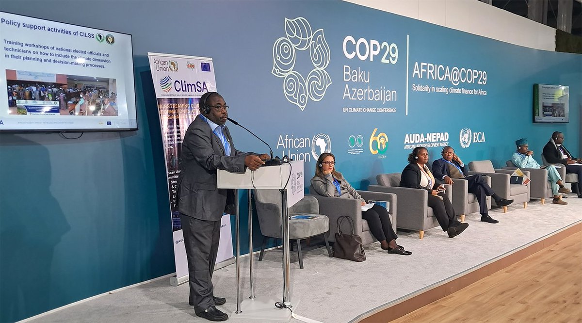 AgrhymetInfos's tweet photo. 🌍✨ #COP29 : Lors d’un side event au pavillon Afrique, le projet ClimSA a mis en lumière l’importance de la communication climatique aux décideurs. Le @CILSS, via Dr Seydou Traoré, a présenté des dispositifs clés comme le #PRESASS pour anticiper crises & renforcer résilience https://t.co/bpHiH0bjBJ