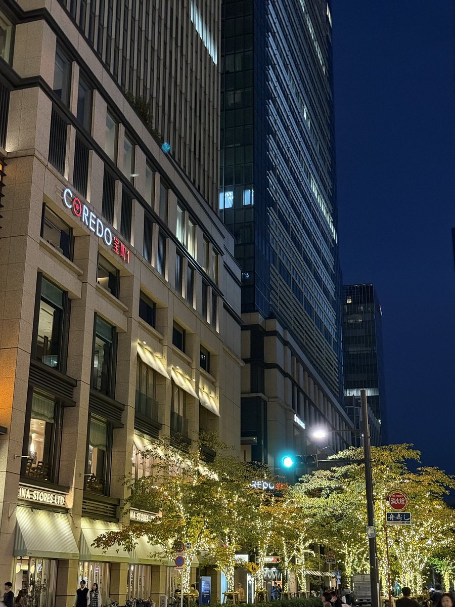 senon_official's tweet photo. セノンで警備をさせて頂いている施設やその周辺街路で、✨イルミネーション✨がスタートしており、「 #光を巡る夜さんぽ 」🌟というイベントをやっていたので、回ってみました！💫

https://t.co/UdtSQC9EnO

#イルミネーション
#守りの名手
#セノン https://t.co/49TuEeobXK