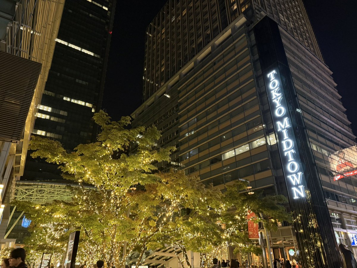 senon_official's tweet photo. セノンで警備をさせて頂いている施設やその周辺街路で、✨イルミネーション✨がスタートしており、「 #光を巡る夜さんぽ 」🌟というイベントをやっていたので、回ってみました！💫

https://t.co/UdtSQC9EnO

#イルミネーション
#守りの名手
#セノン https://t.co/49TuEeobXK