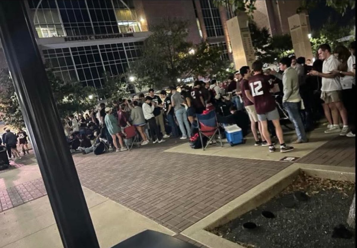 🏈TICKET PULL: The first photo was sent to me at 1:00 am from Texas A&amp;M’s campus: “There is already a huge crowd in line for the ticket pull for the TU game on Monday morning”

The second photo was sent around 9pm Saturday. 

Ticket pull begins 8am Monday. Camping out in line