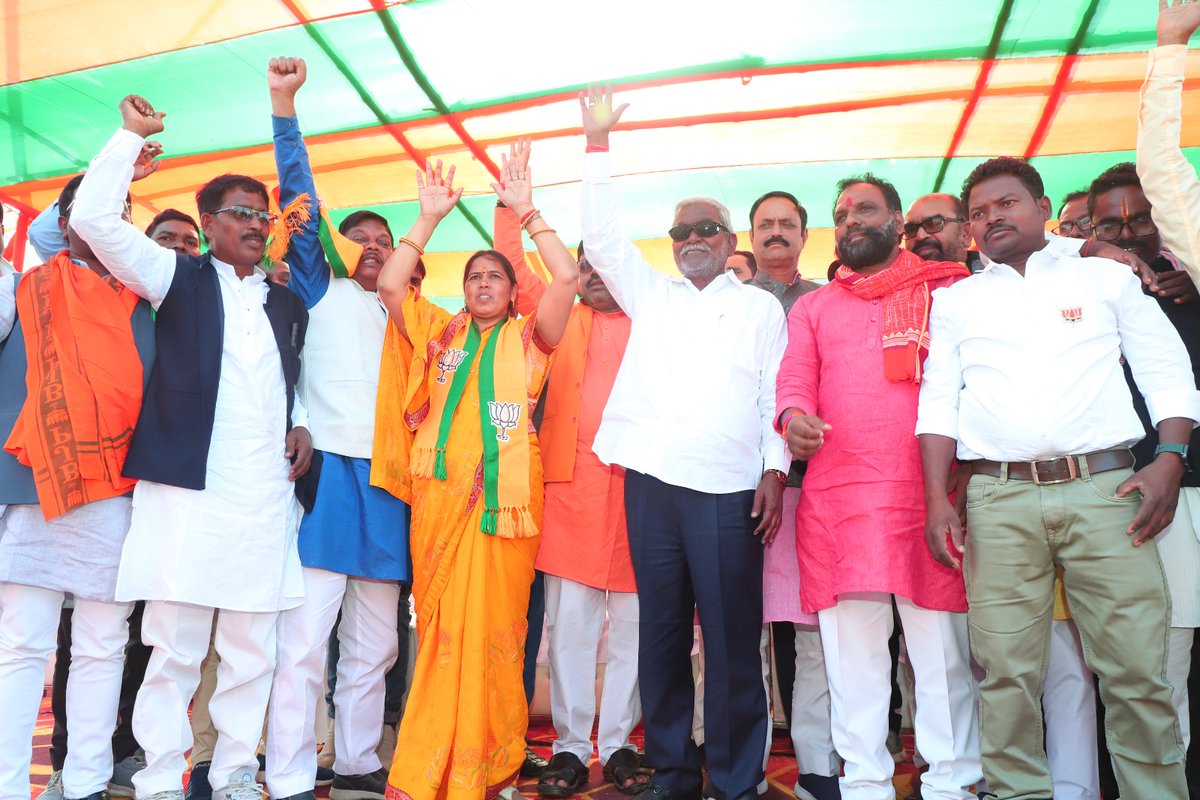 muniya_devi_bjp's tweet photo. पेसराटांड में अभिभावक स्वरूप पूर्व मुख्यमंत्री चंपई सोरेन ने आदिवासी भाई-बहनों एवं गांडेय की देवतुल्य जनता को संबोधित किया । 

हेमंत सरकार ने जल, जंगल, जमीन को लूटा और आदिवासी समाज को दबाया।  

अब वक्त है बदलाव का! भाजपा सरकार आपके हक और अधिकार लौटाएगी। https://t.co/cFBdvn1JaP