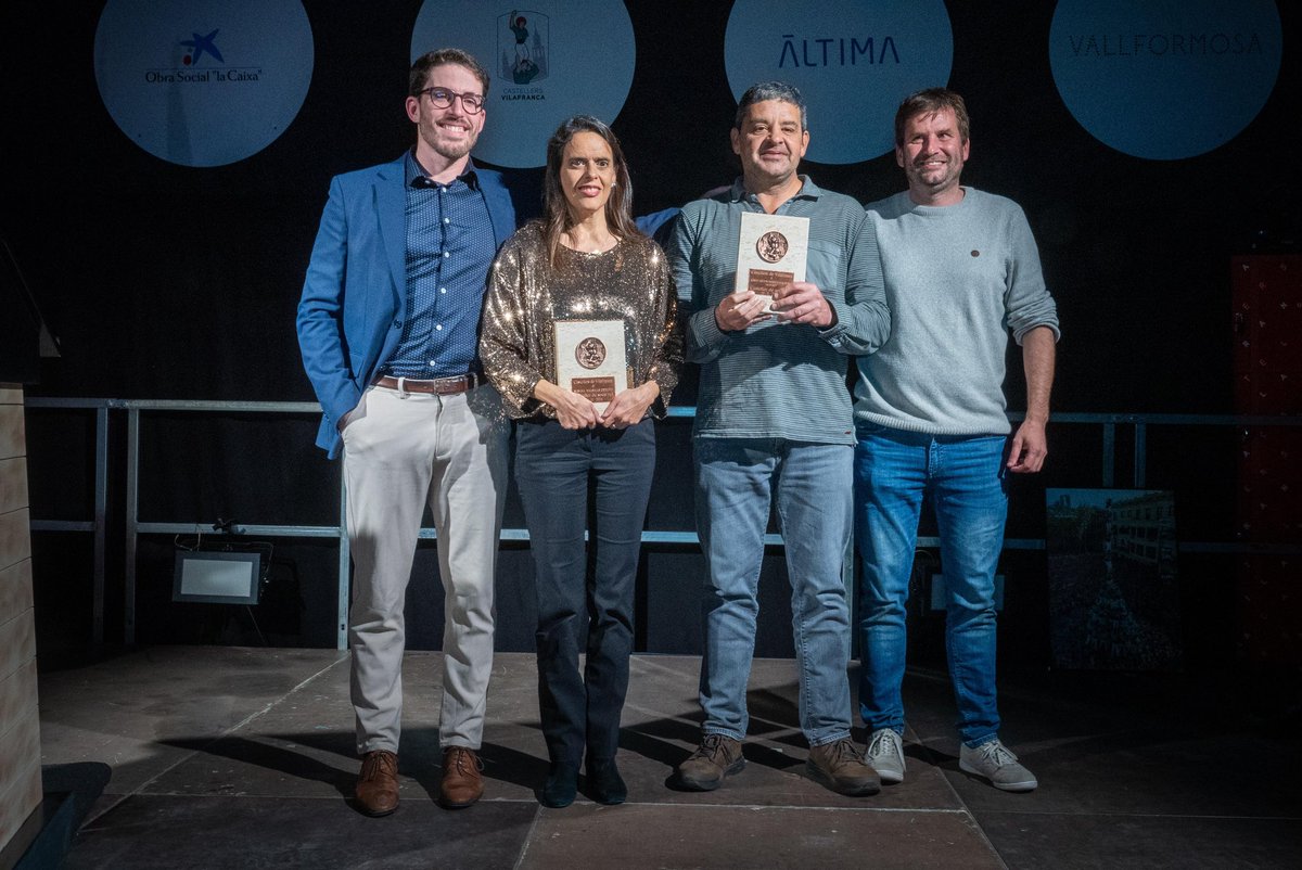 Verds's tweet image. 🫂Ahir al sopar de final de temporada vam fer entrega del premi de fidelitat a @GrafiquesKerpe!

🦎A més, els premis Soca-rel van anar per a la castellera Susana Balsells i el casteller Josep Anton Bernaus i Rovira, “Dupont”!

💚Enhorabona per la dedicació i molt contents que…