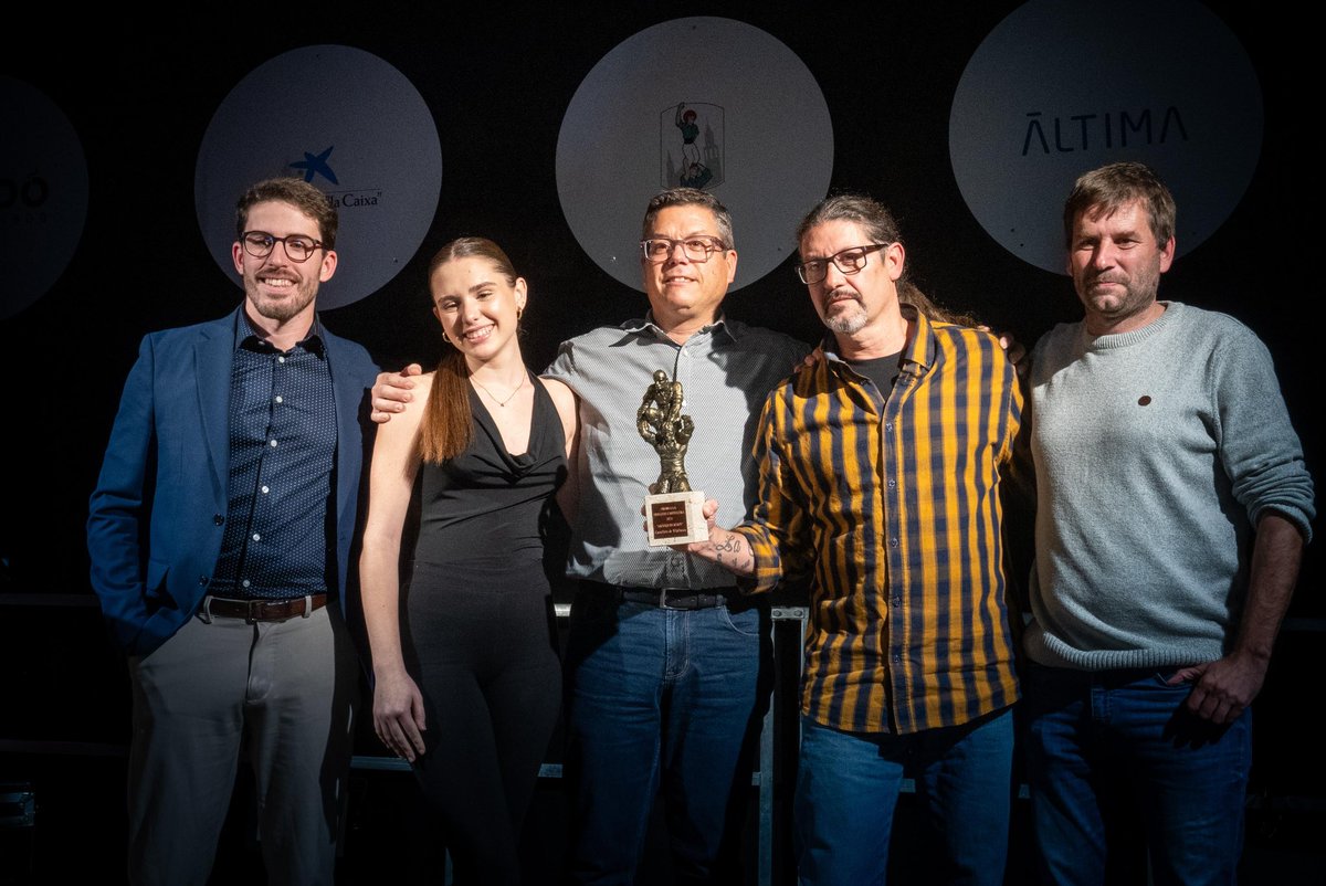 Verds's tweet image. 🫂Ahir al sopar de final de temporada vam fer entrega del premi de fidelitat a @GrafiquesKerpe!

🦎A més, els premis Soca-rel van anar per a la castellera Susana Balsells i el casteller Josep Anton Bernaus i Rovira, “Dupont”!

💚Enhorabona per la dedicació i molt contents que…