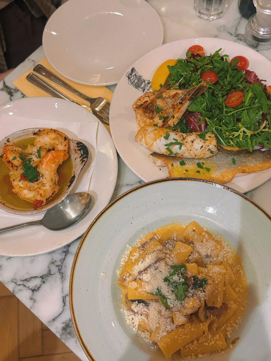 KfteK's tweet image. On a sunny afternoon, I visited the store with my friends! The delicious Italian meal and unique atmosphere add a sense of ritual to life. 🌻🍕🍝