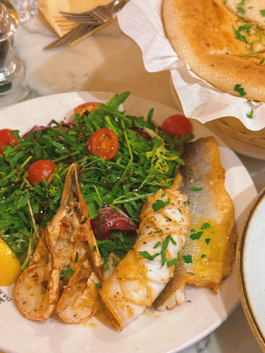 KfteK's tweet image. On a sunny afternoon, I visited the store with my friends! The delicious Italian meal and unique atmosphere add a sense of ritual to life. 🌻🍕🍝