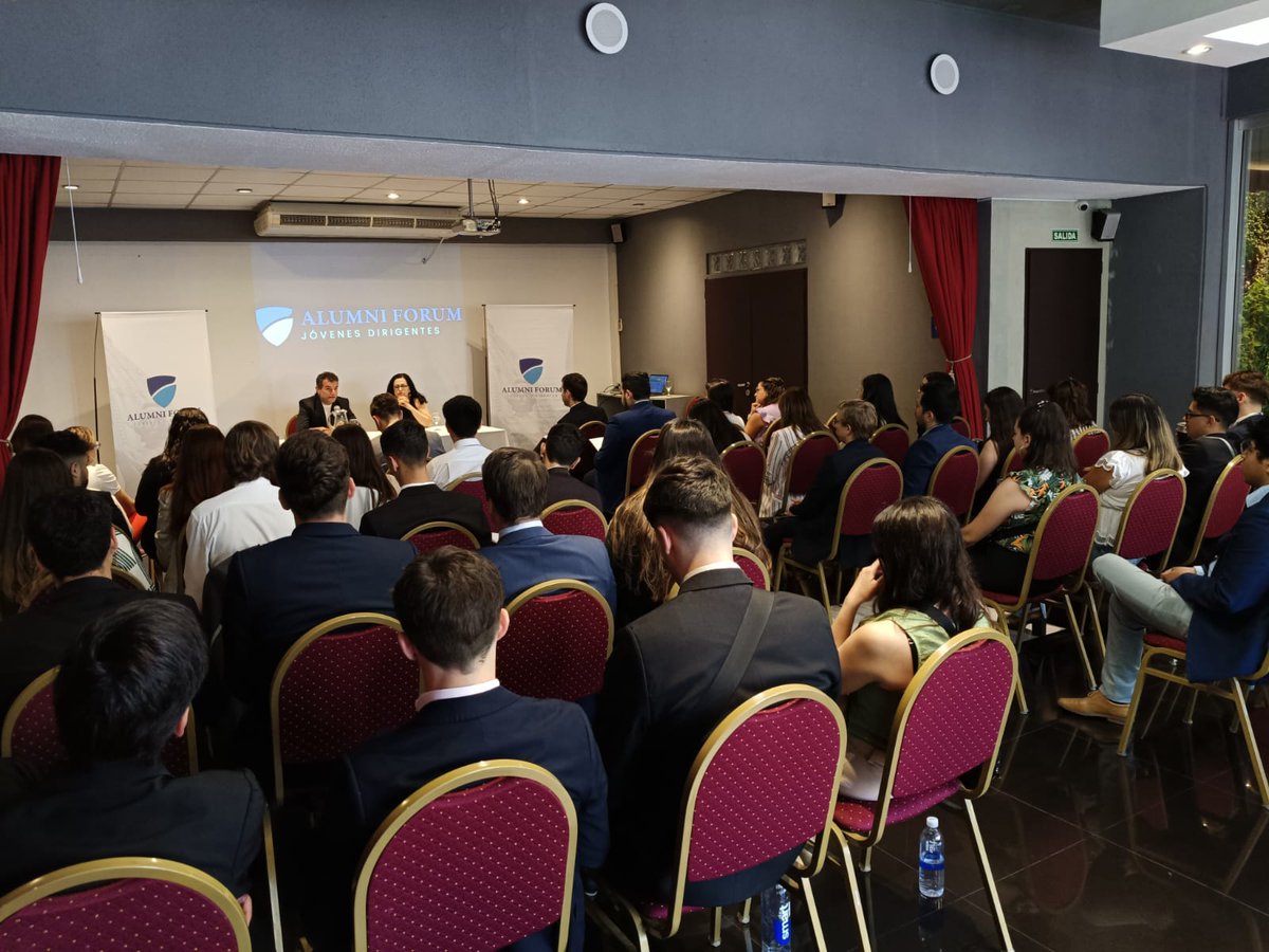 PeiroClaudia's tweet photo. Fue un placer compartir este panel con @paulinor76 por invitación de @JovenesDir y @ColuchiF , con 50 jóvenes universitarios, futuros referentes en sus profesiones, interesados en los problemas de la actualidad https://t.co/OEbBCgJrYe
