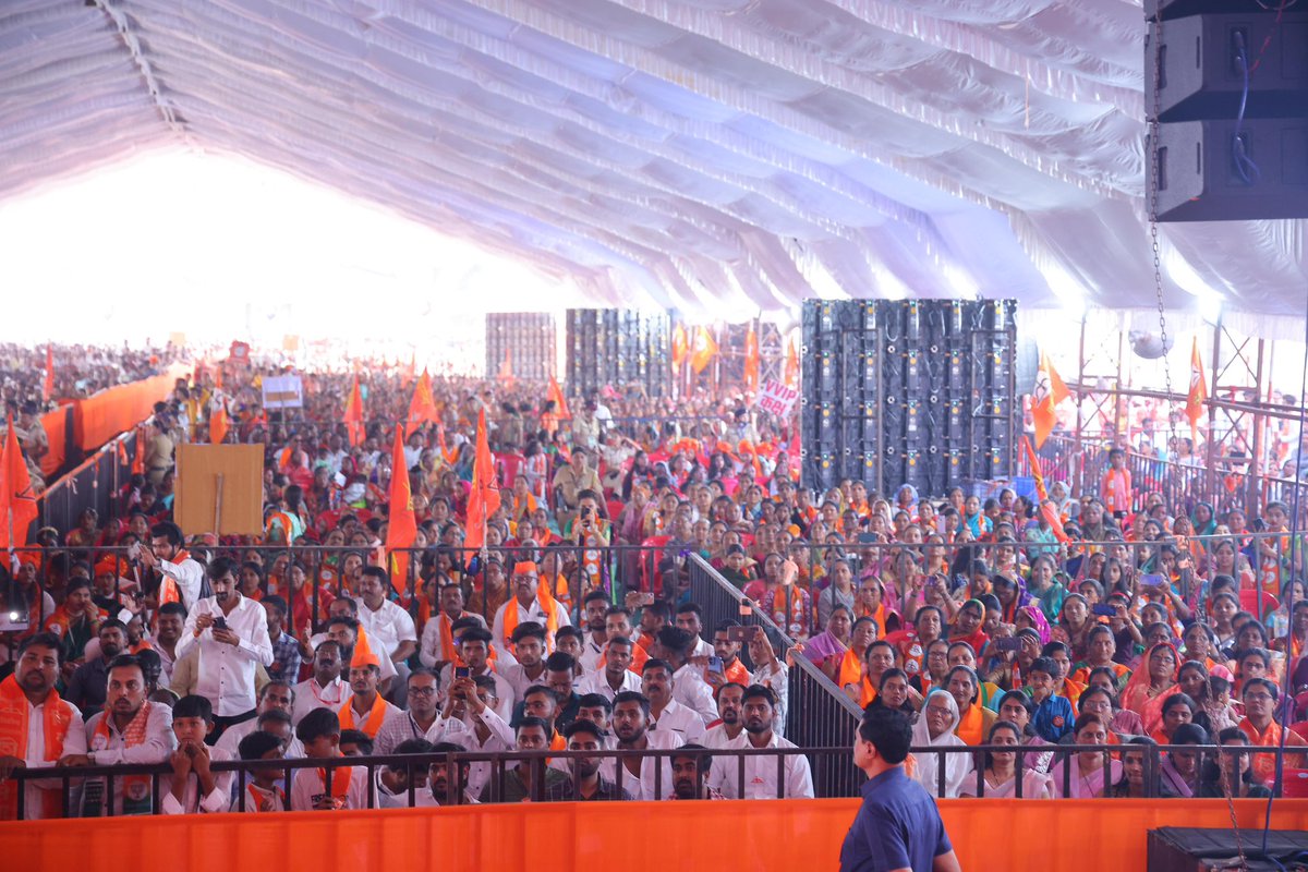 धुळे जिल्ह्यातील #साक्री विधानसभा मतदारसंघातील शिवसेना आणि महायुतीच्या उमेदवार मंजुळाताई गावित यांच्या प्रचारासाठी विराट प्रचारसभा आज पार पडली. 

मंजुळाताई या अपक्ष म्हणून निवडून आल्या होत्या पण नंतर त्यांनी शिवसेनेला साथ दिली. साक्री सारख्या आदिवासी बहुल विभागात त्यांनी काम