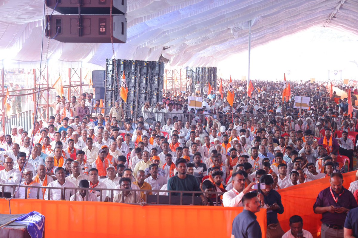 साक्री येथील बंद पडलेला साखर कारखाना सूरु करण्यासाठी शासनाच्या माध्यमातून मदत देऊ असे जाहीर केले. गिरणा नार पार नदीजोड प्रकल्पासाठी ७ हजार ५०० कोटींची तरतूद केली आहे. तसेच या भागातील सूत गिरणी सुरु करण्याला प्राधान्य देऊ असे आश्वासित करून साक्रीच्या विकासासाठी गाफील न राहता