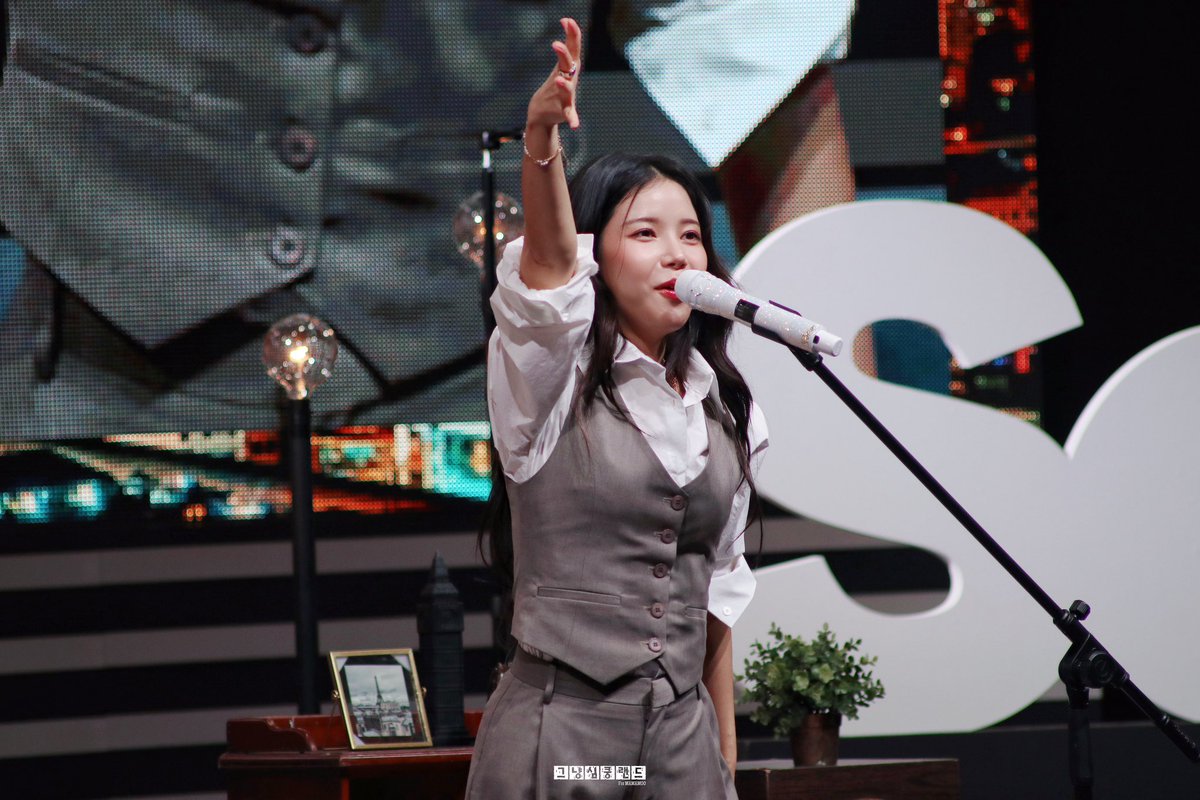 241117 솔라 토크콘서트 2회

의상 예쁘다 ！😍😍

#마마무 #솔라 #Mamamoo #Solar
#김용선 #KIMYONGSUN #토크콘서트
#무무 #MOOMOO #용손 #YONGSOON