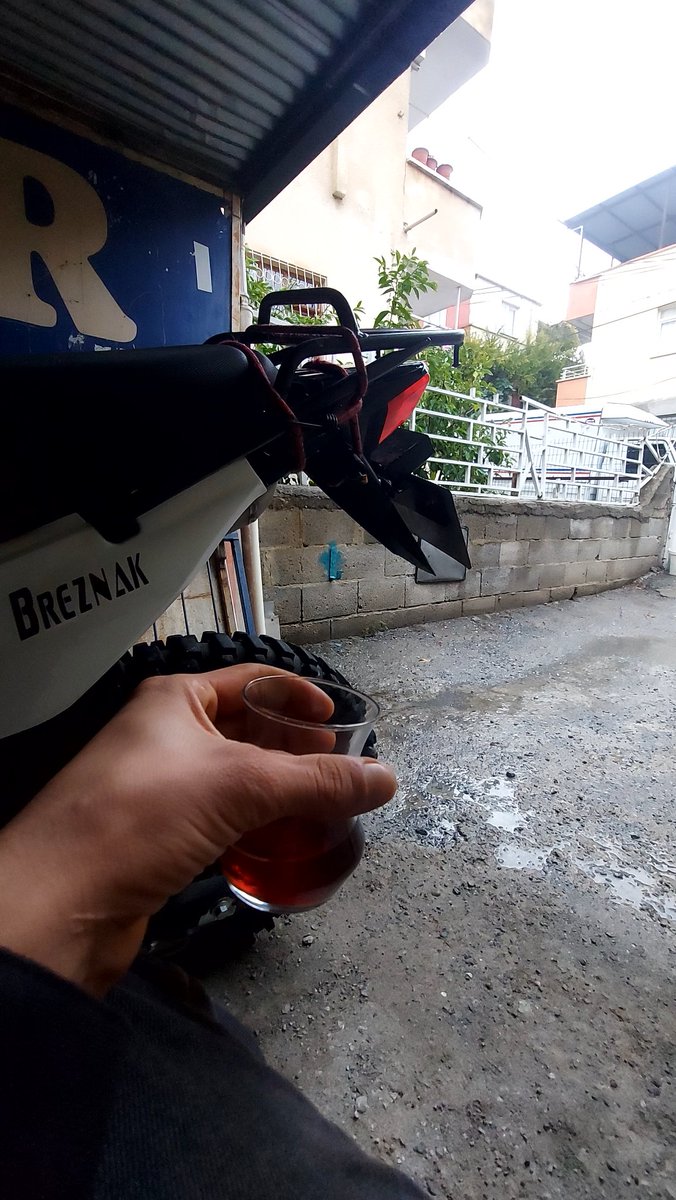 Yağmurda motor yanı çay = huzur