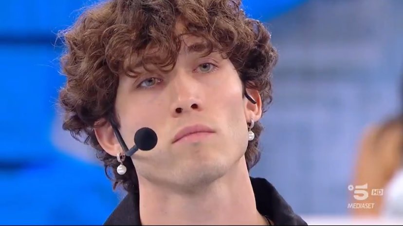 theireyesonlyx's tweet photo. Se guardate attentamente nei suoi occhi si può leggere un gigantesco falso bastardo 
#amici24 https://t.co/0isRYEHezi