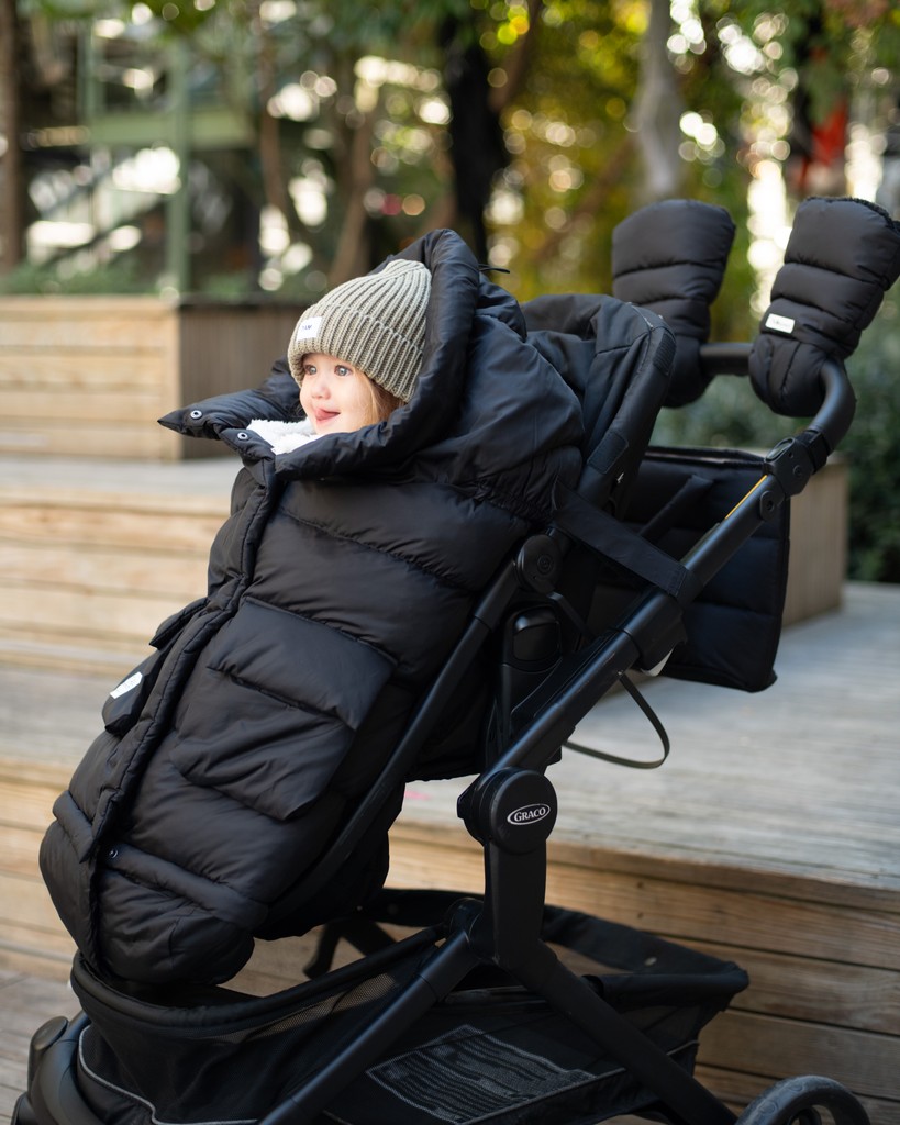 7AMenfant's tweet photo. Classic, cozy, timeless 🖤 the Blanket 212 evolution  will be your go-to for effortless warmth &amp; style all winter long. Get yours >> https://t.co/Jtw28O3Ydv
⁠
#7amenfant #warmmuffs #carseatcocoon #b212 #babyessentials #strolleraccessories #warmandcozy #coldweathergear https://t.co/wwcg8d1S7n