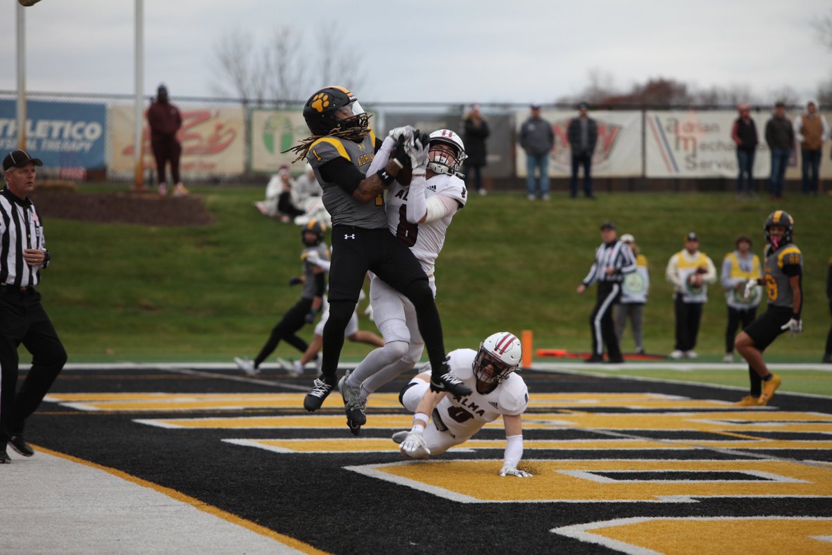 If you are on Instagram give my HS sophomore @bronny.photography a follow. He started getting into photography this fall and has a 📸 👀 for sports action.👇🏻

<a href="/AdrianCollege/">Adrian College</a> yesterday for <a href="/AdrianCollegeFB/">Adrian College Football</a> 🏈 with almost 500 images available on a Flickr photo stream.