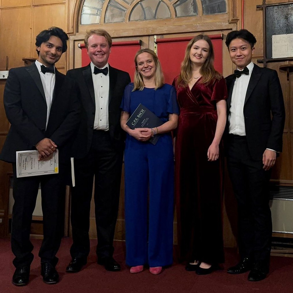 Huge thanks to Harry our amazing conductor and our lovely soloists last night! L to R @zahidtenor <a href="/h_bradford96/">Harry Bradford</a> <a href="/HelenaCooke8/">Helena Cooke</a> <a href="/daisyliveseysop/">Daisy Livesey</a> and Allyn Wu. Not forgetting Musica Donum Dei and our audience! Next stop Christmas 🎄...