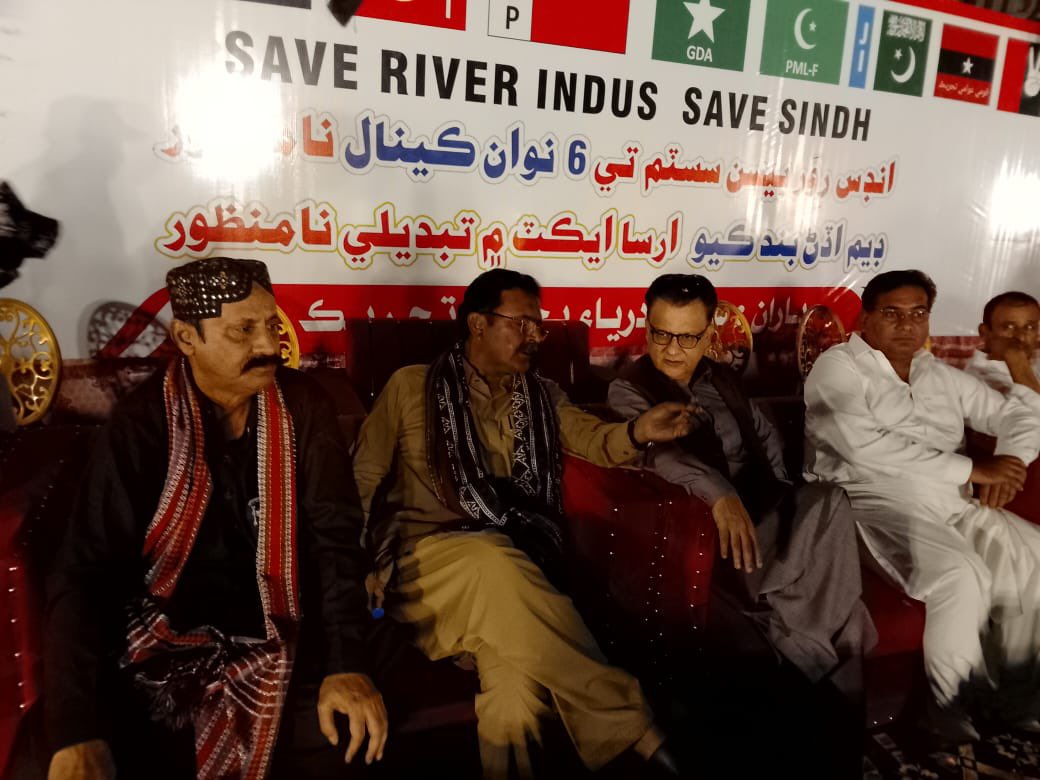 سنڌو درياھ تي ڌاڙيل واھ 6 نوان ڪئنال اڏڻ خلاف قاسم آباد ۾ جلسه عام ۾ محترم اياز لطيف پليجو صاحب، سيد زين شاھ ۽ ٻيا اڳواڻ اسٽيج تي ويٺل آھن
#AyazLatifPalijo