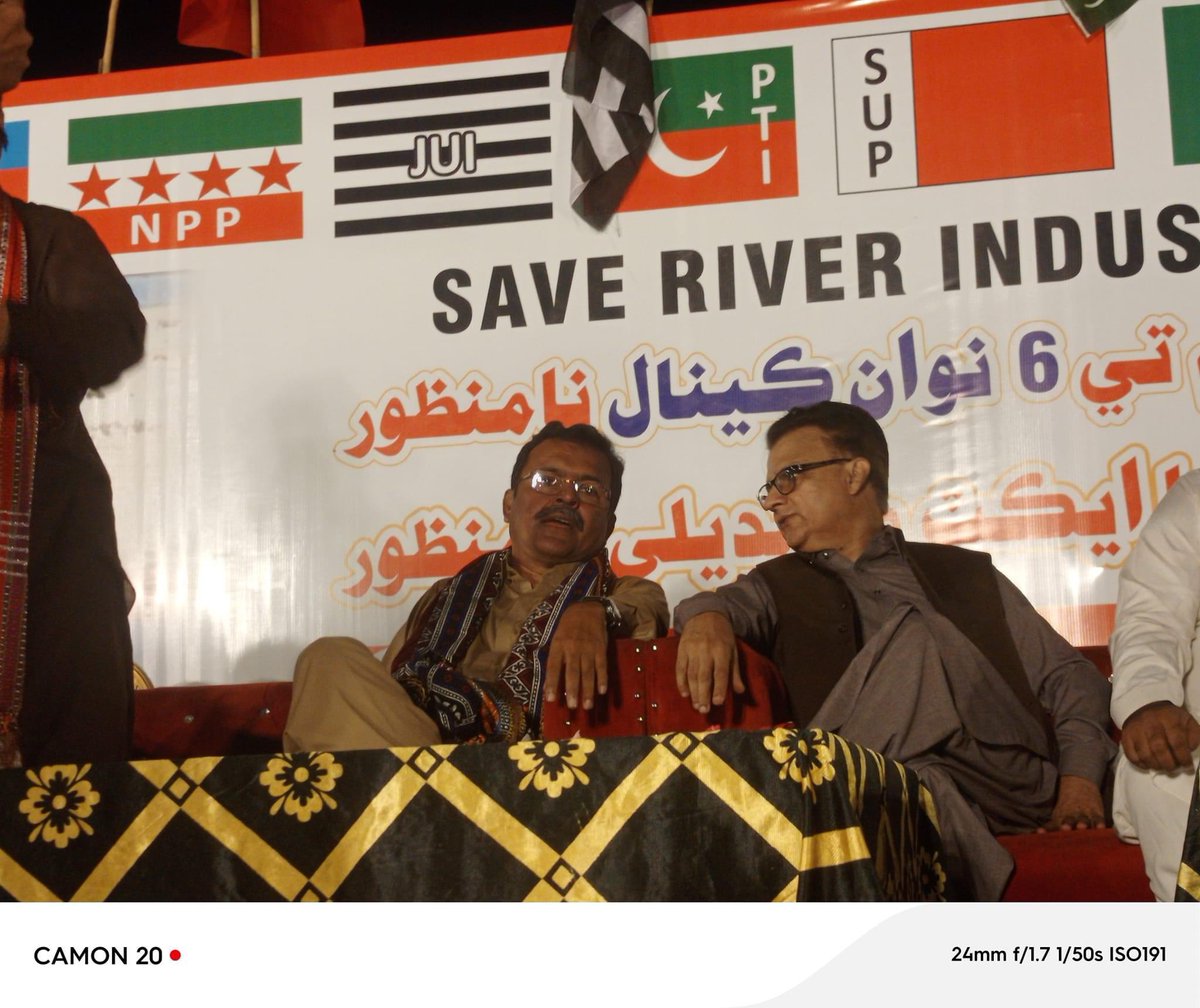MrSindhi17's tweet photo. سنڌو درياھ تي ڌاڙيل واھ 6 نوان ڪئنال اڏڻ خلاف قاسم آباد ۾ جلسه عام ۾ محترم اياز لطيف پليجو صاحب، سيد زين شاھ ۽ ٻيا اڳواڻ اسٽيج تي ويٺل آھن
#AyazLatifPalijo https://t.co/wdjcdaLZi6