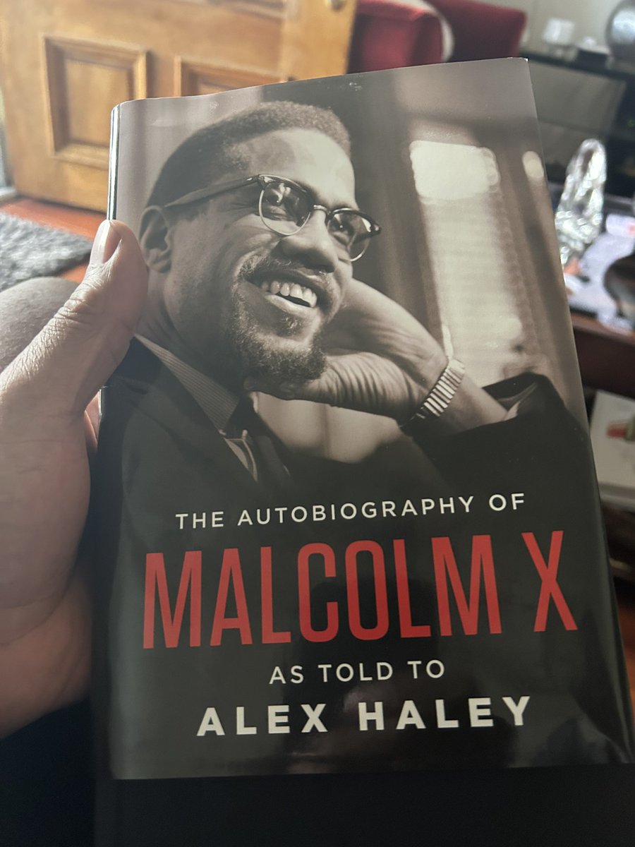 _WisdomBookz's tweet image. Fellow Africans, here’s a curated thread featuring every book ever recommended by @OgbeniDemola, thoughtfully compiled all the way from Kenya 🇰🇪 with appreciation and love. ❤️

1. The New Confessions of an Economic Hitman