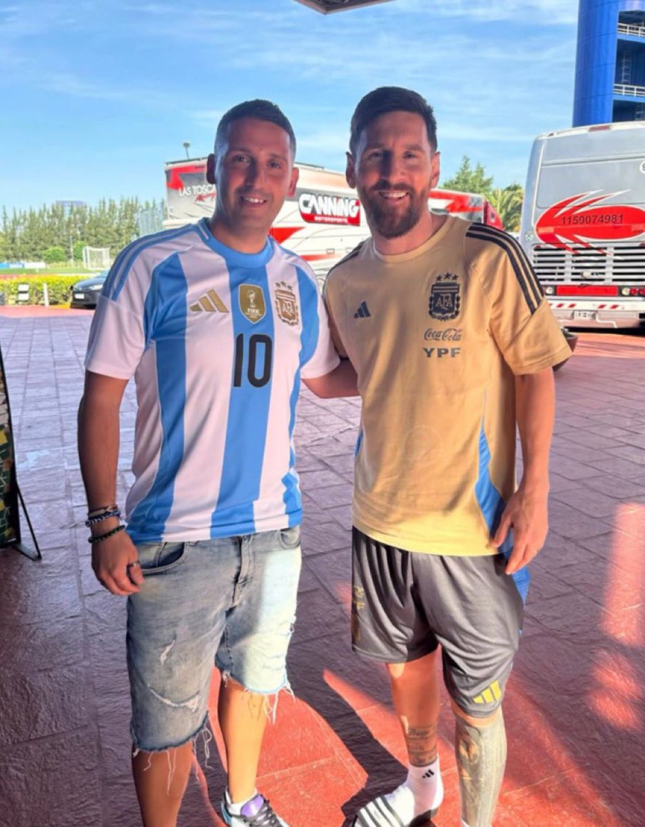 Leo Messi with a fan today