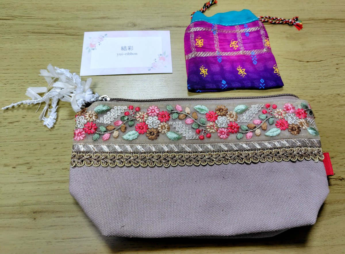 デザフェスお迎えの品⑩
結彩さん(ユイリボン)のカチューシャとシュシュ。
刺繍の色味とデザインか可愛くて一目惚れで購入しちゃいました😍
購入金額に合わせたオマケも豪華でビックリ。