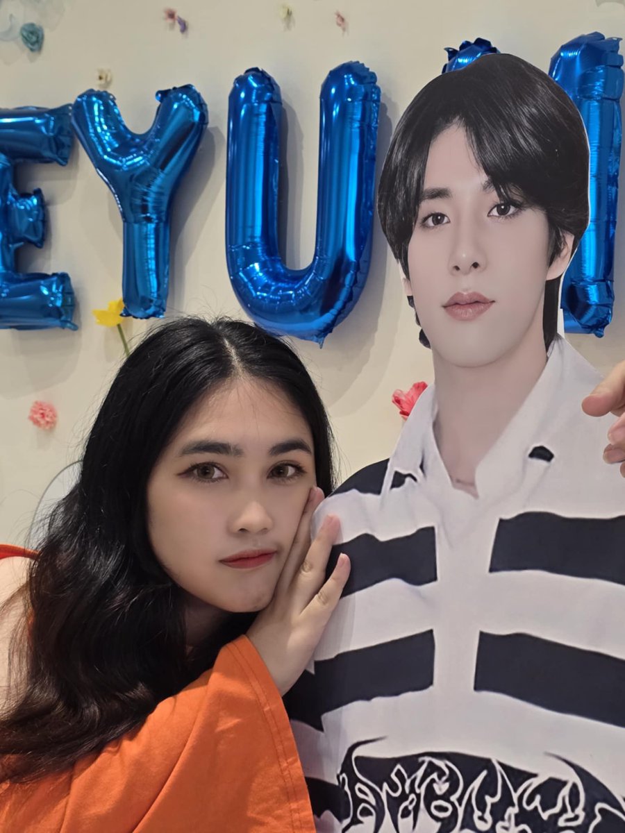 คาเฟ่สวย ขนมและะครื่องดื่มก็อร่อยมากค่ะ ขอบคุณที่ทำงานอย่างหนักเพื่อเจคและเอนจีนนะคะ วันนี้มีความสุขมากๆเลย เบิ้บบู🤏🏻 

#Bluebloomsmemoirswith_JAKESIM