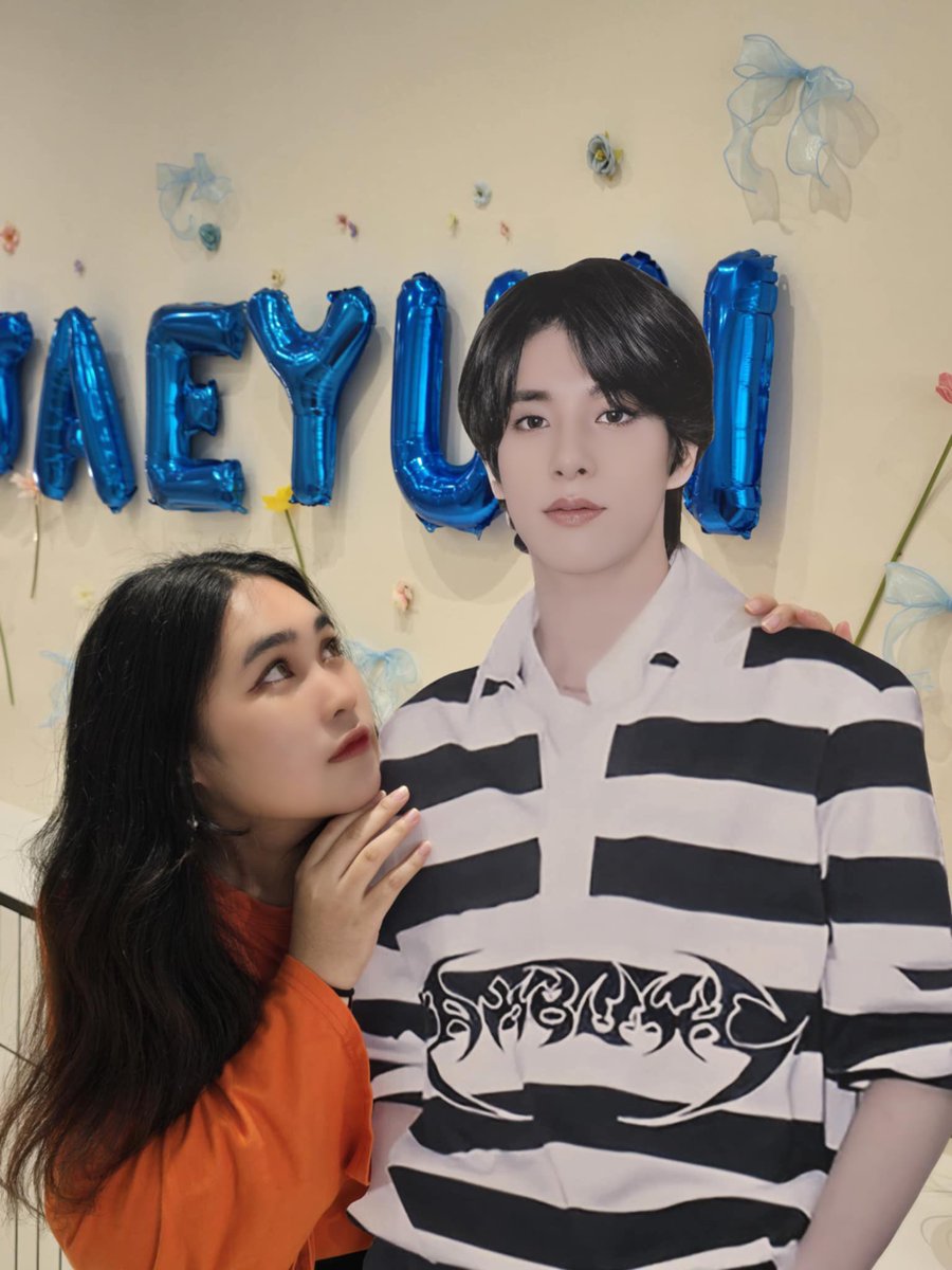 babewika's tweet photo. คาเฟ่สวย ขนมและะครื่องดื่มก็อร่อยมากค่ะ ขอบคุณที่ทำงานอย่างหนักเพื่อเจคและเอนจีนนะคะ วันนี้มีความสุขมากๆเลย เบิ้บบู🤏🏻 

#Bluebloomsmemoirswith_JAKESIM https://t.co/V7JXmYsdhK