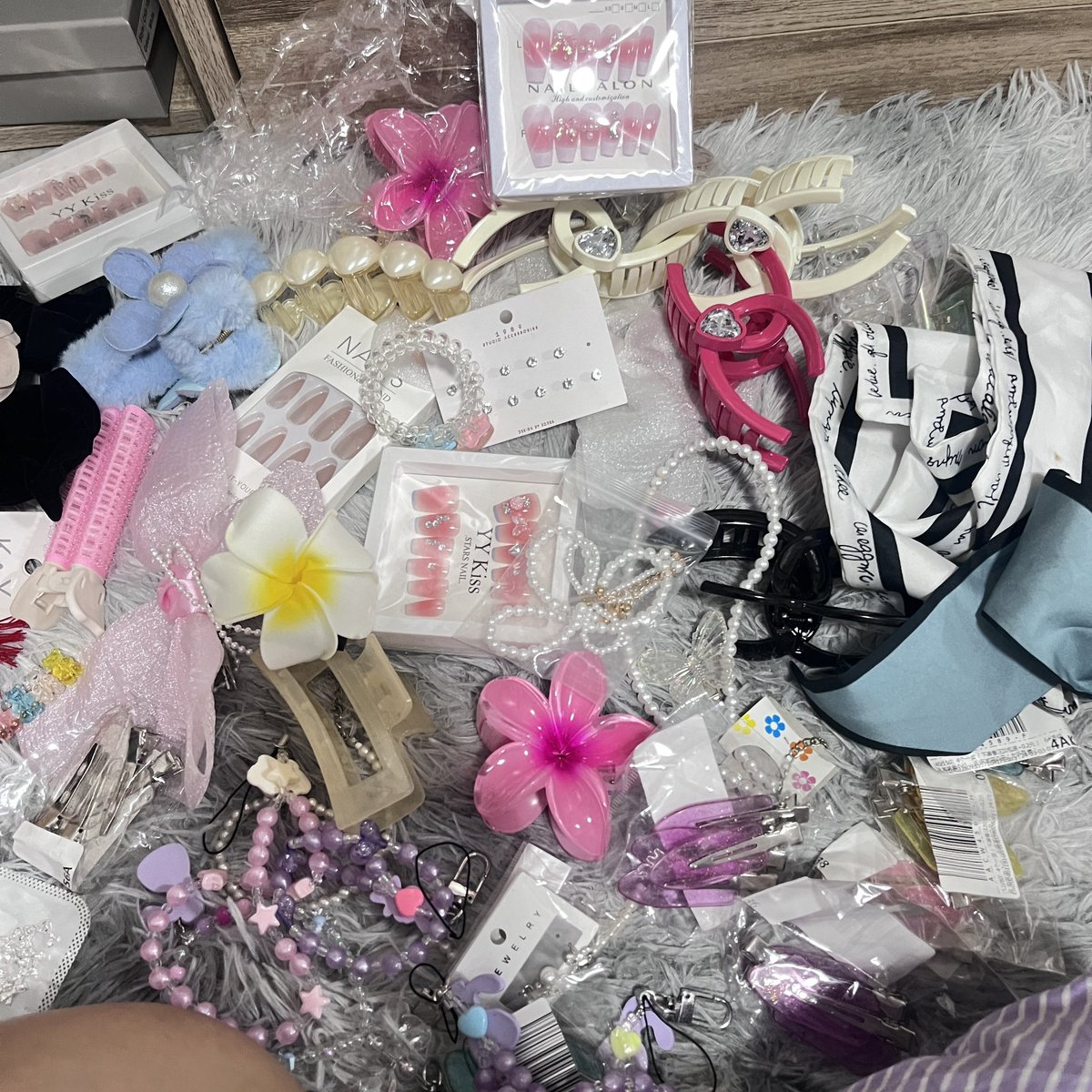 luxsna_p's tweet photo. ส่งต่อของใช้ เสื้อผ้า คสอ ยันของกิน เน้นแจกไม่เน้นขาย สะดวกให้ไลฟ์กี่โมงในตต.ปักได้เลยงับ มีเยอะกว่าในรูปมากๆ
#ส่งต่อคสอ #ส่งต่อน้ําหอม #ส่งต่อเสื้อผ้ามือสองสภาพดี #ส่งต่อเครื่องสําอางค์ #ส่งต่อเครื่องสำอาง #ส่งต่อสกินแคร์มือสอง #ส่งต่อสกินแคร์ #ส่งต่อเสื้อผ้ามือ2 https://t.co/rW4a8PRsGx