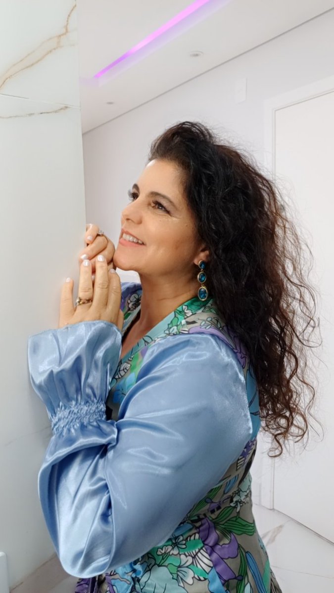 Olá ✨️queridos ✨️ 
Noite linda para todos nós,anjos!
Hora de serenar o coração e de agradecer O Senhor por este dia lindo!
Porque Deus amou o mundo tanto, que deu o seu único Filho, para que todo aquele que nele crer não morra, mas tenha a vida eterna 
Beijos e um carinho🥰