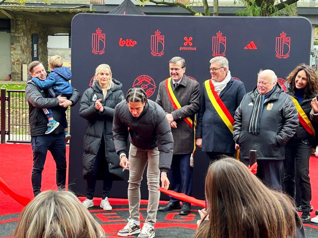 Samedi à l’inauguration du Red Court d’Angleur dont il est le parrain, Axel Witsel a reçu et dédicacé «Rouche toujours!». Le livre officiel des 125 ans du Standard de Liège est disponible sur le site de l’éditeur <a href="/chronica_be/">Editions Chronica</a> : chronica-shop.be/collections/fo…. Ook in het Nederlands!