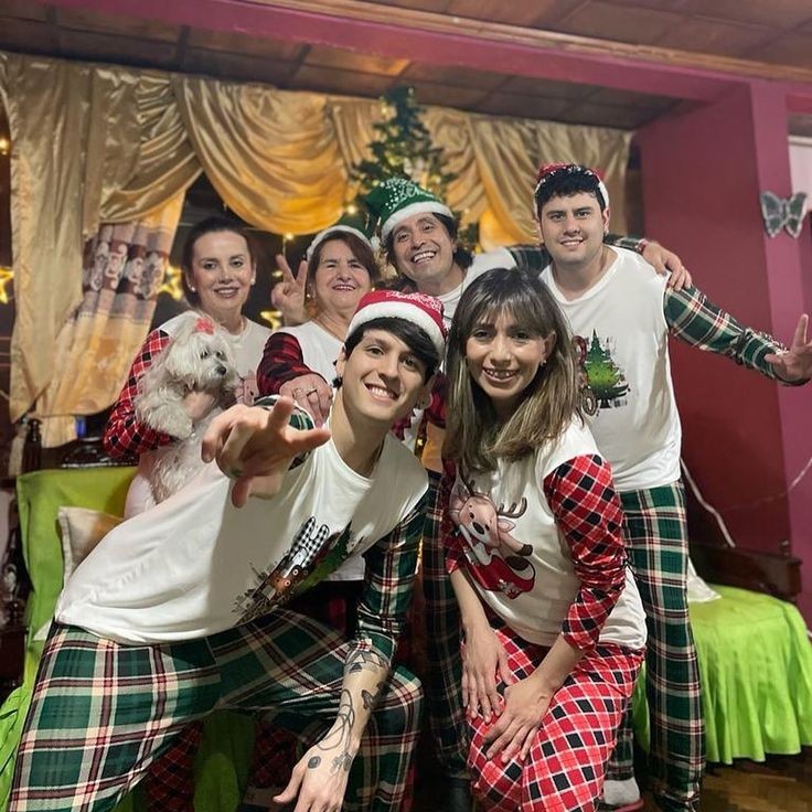 Día 2: Chris con su familia ❤️

7 DAYS WITH CHRIS 
#CHRISDAY 
<a href="/christophervele/">Christopher Velez 🔺</a>
<a href="/ChrisvelezG/">ChrisvelezGaming 🔺</a>
<a href="/velezteamchris_/">Nare 🇦🇷🔺</a>