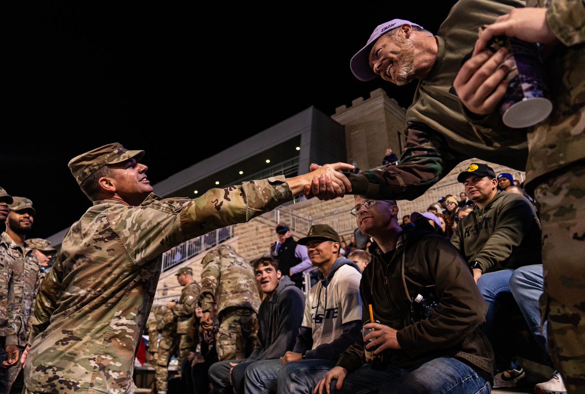 FightingFirst's tweet photo. It was a great night spending time with our community partners at #FortRileyDay at Kansas State University. We’re already looking forward to next year! #DutyFirst #BigRedOne 

📸 by Sgt. Chase Murray and Spc. Kenneth Barnet https://t.co/ihjkHRRwDB