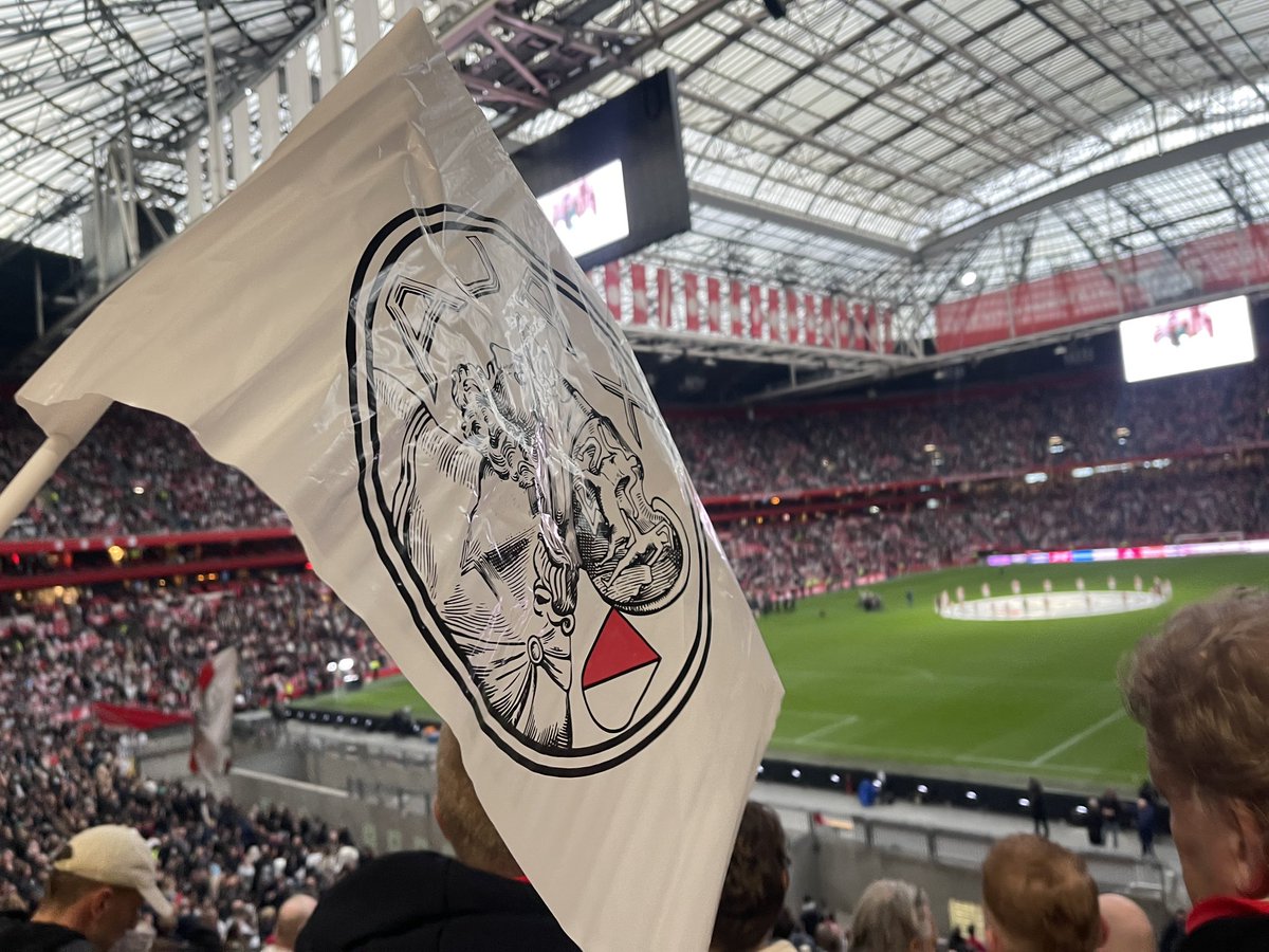Met de neefjes naar Ajax. Eerste keer dat de mannen in een stadion waren 🤩 En meteen maar op de F-side 😂