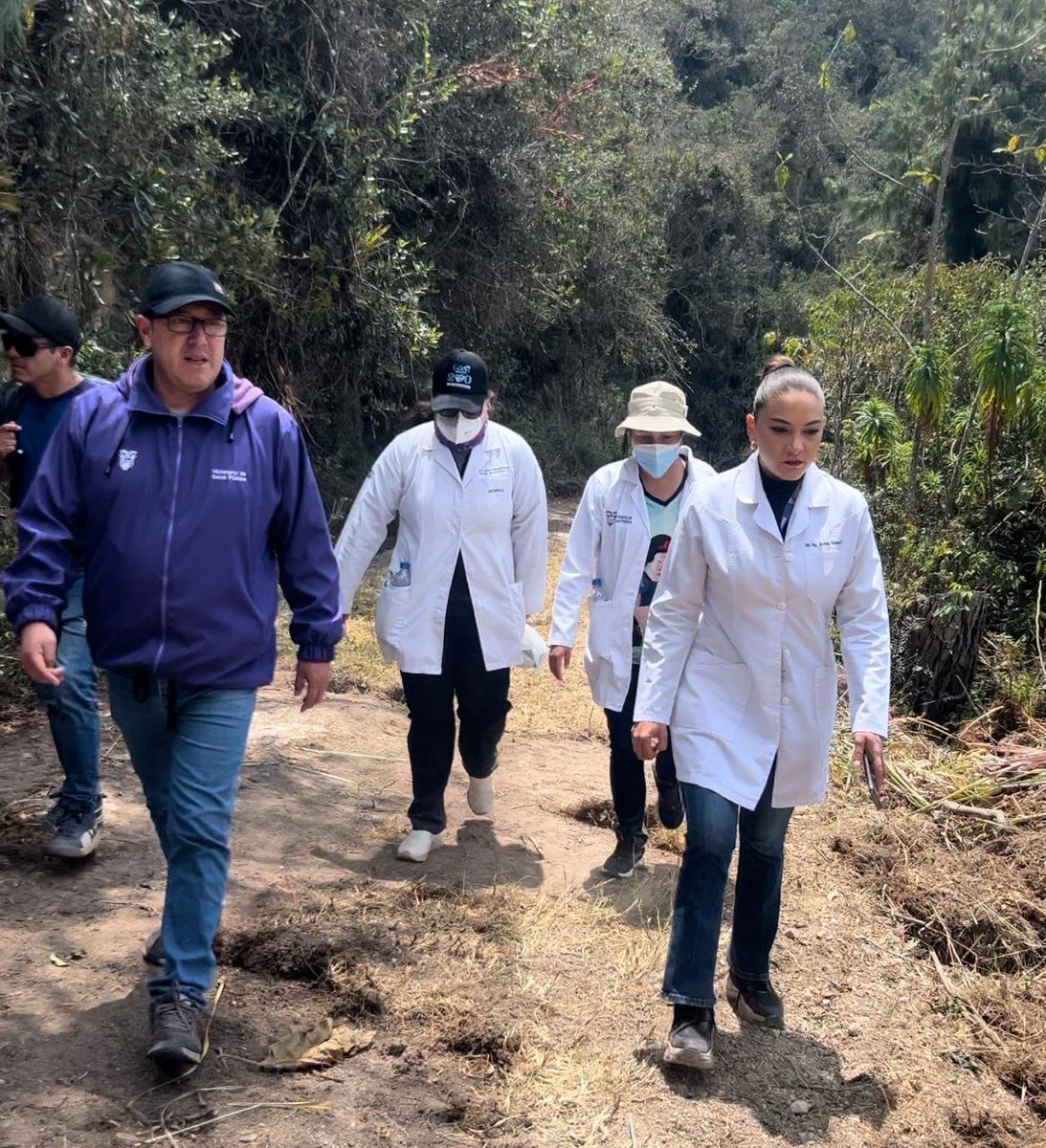 saludazuay_'s tweet photo. #UniendoEsfuerzos | EAIS y personal de ambulancia de la CZ6, se movilizaron al 📍sector Yanamonte de la parroquia #Cumbe para brindar atención a alrededor de 100 moradores, 14 bomberos y 17 voluntarios, con la presencia de @adurangov  Coord. Zonal de @saludcz6ofic. https://t.co/WfdNnA4oMH