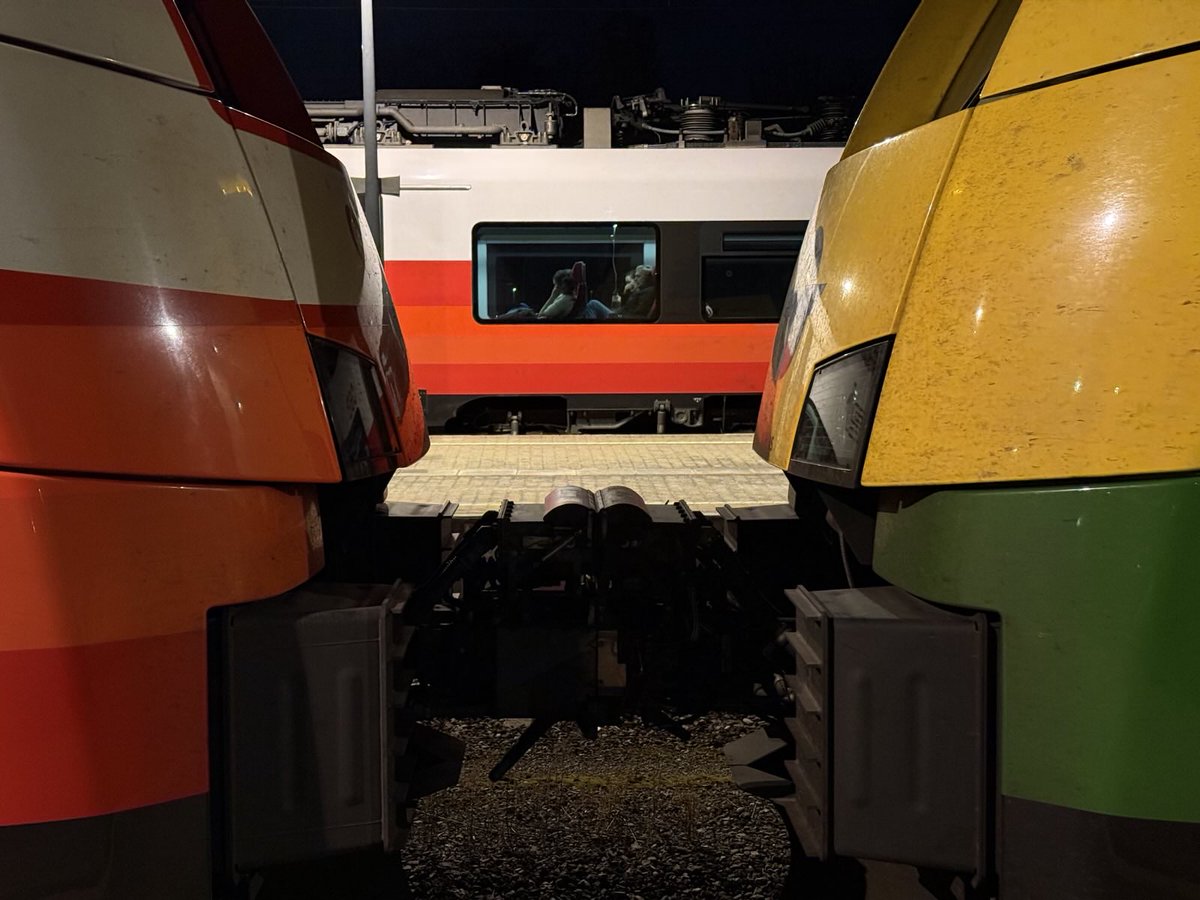 viaduct (@viaduct_world) on Twitter photo Friday evening vibes: A dining car journey from Vienna featuring great food and drinks! 🚄🍷
We had inspiring discussions with viaduct users about ways to further improve our platform in the future. Thank you for being part of the journey!
#MyTrainMap
photos by <a href="/fleischkas/">@isaak@urbanists.social 💙💛</a> - thx! Friday evening vibes: A dining car journey from Vienna featuring great food and drinks! 🚄🍷
We had inspiring discussions with viaduct users about ways to further improve our platform in the future. Thank you for being part of the journey!
#MyTrainMap
photos by <a href="/fleischkas/">@isaak@urbanists.social 💙💛</a> - thx!