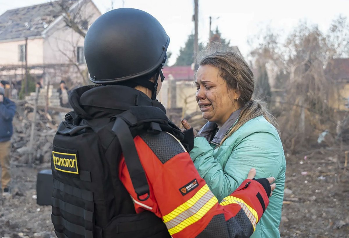 Marc-Antoine Crocq (@macrocq) on Twitter photo En Ukraine. Sur le dos du gilet pare-balles, le mot Psychologue. Photo du nrc.nl En Ukraine. Sur le dos du gilet pare-balles, le mot Psychologue. Photo du nrc.nl