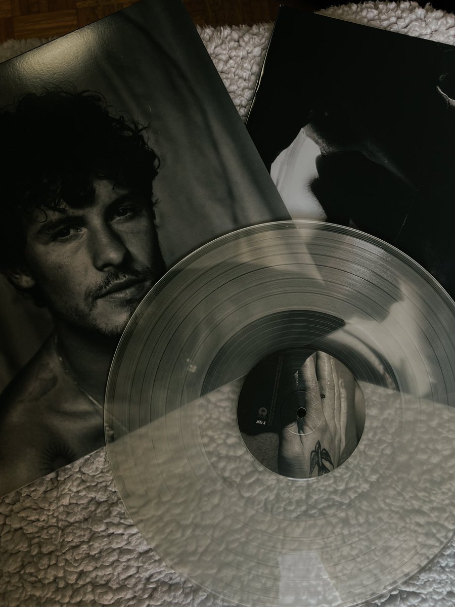 GabbyJennet's tweet photo. I got my vinyl today. Instant tears reading the note in the photo book with the songs🤎 @ShawnMendes. I'm so proud of you man, you deserve it. We're so happy you're back! https://t.co/R3HxdQOjKu
