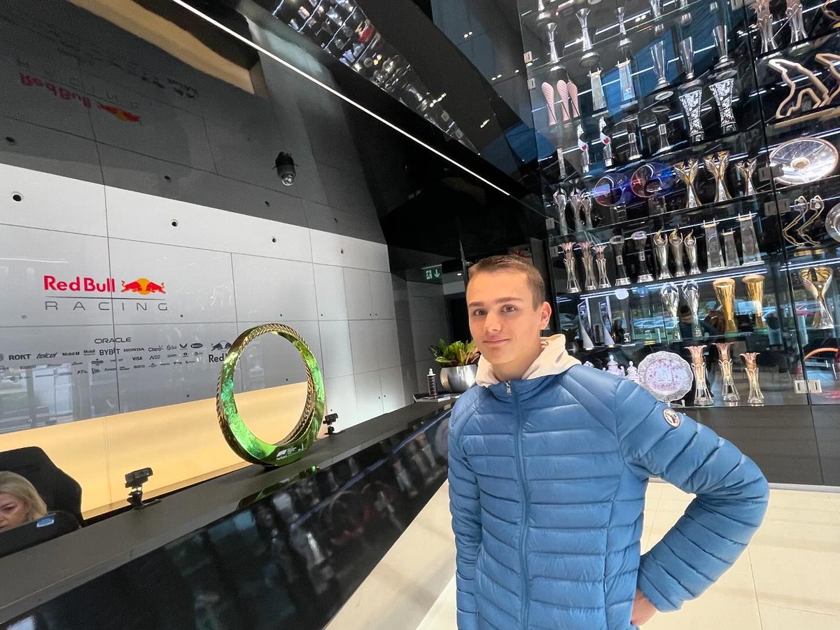 Des nouvelles de Jules Caranta 🇫🇷 (16 ans) !

Révélation en F4 FFSA et toute nouvelle recrue du Red Bull Junior Team, le Tropézien a pu découvrir l'usine Red Bull de Milton Keynes !

On retrouvera le meilleur dépasseur de F4 France en Eurocup-3 chez Campos 🇪🇸 dès février 2025 !