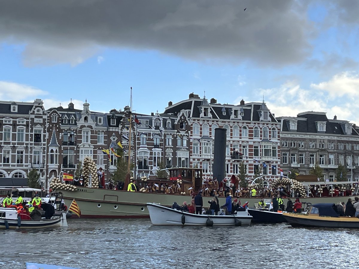 #Amsterdam op zijn mooist #intocht #Sinterklaas #sinterklaasintocht
