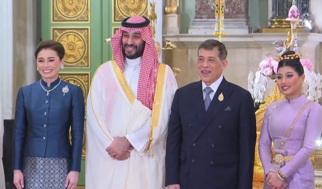 huang_huixian's tweet photo. ภาพประวัติศาสตร์การฟื้นความสัมพันธ์ ไทย - ซาอุดีอาระเบีย 🇹🇭🇸🇦

วันนี้ (๑๘ พฤศจิกายน ๒๕๖๕) 
พระบาทสมเด็จพระเจ้าอยู่หัว และสมเด็จพระนางเจ้า ฯ พระบรมราชินี เสด็จออกพร้อมด้วยสมเด็จพระเจ้าลูกเธอ เจ้าฟ้าสิริวัณณวรี นารีรัตนราชกัญญา ณ ท้องพระโรง พระที่นั่งจักรีมหาปราสาท ในพระบรมมหาราชวัง พระราชทานพระบรมราชวโรกาสให้ เจ้าชายมุฮัมมัด บิน ซัลมาน มกุฎราชกุมาร และนายกรัฐมนตรี ซาอุดีอาระเบีย และคณะ ในฐานะแขกของรัฐบาล ในโอกาสที่ราชอาณาจักรไทยเป็นเจ้าภาพการจัดการประชุมสุดยอดผู้นำเอเปค ๒๕๖๕

Cr. โบราณนานมา

#TeamThailand
#ทรงพระเจริญ