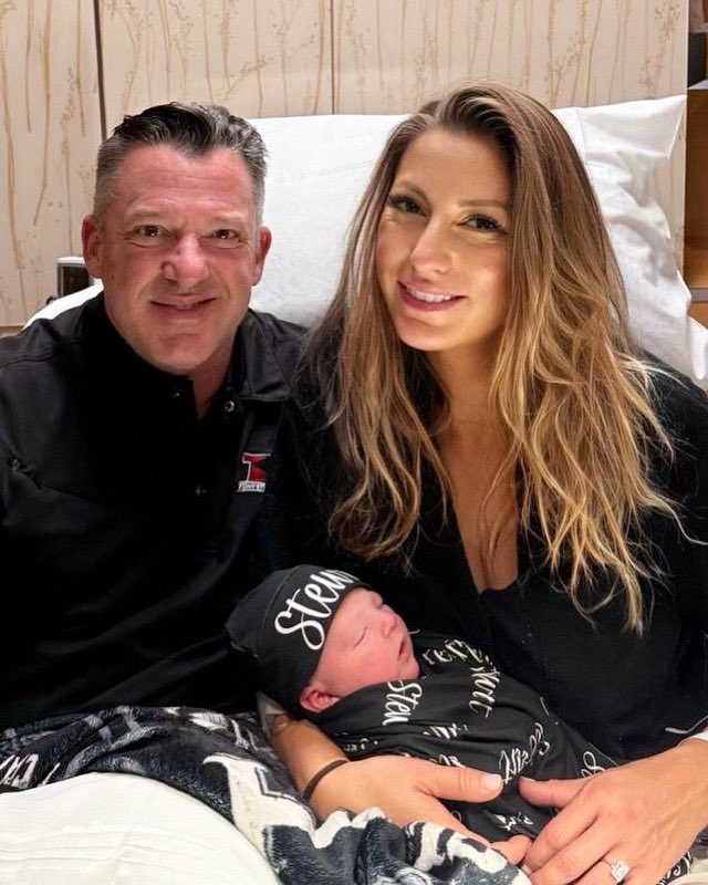 TSRnitro's tweet image. Meet our new teammate, Dominic James Stewart ☺️💙
Momma @LeahPruett_TF and baby are doing great. Congratulations LP and @TonyStewart on becoming new parents! 
Only Tony could pull off qualifying, rushing to Phoenix to make it in time for the delivery, then back to…