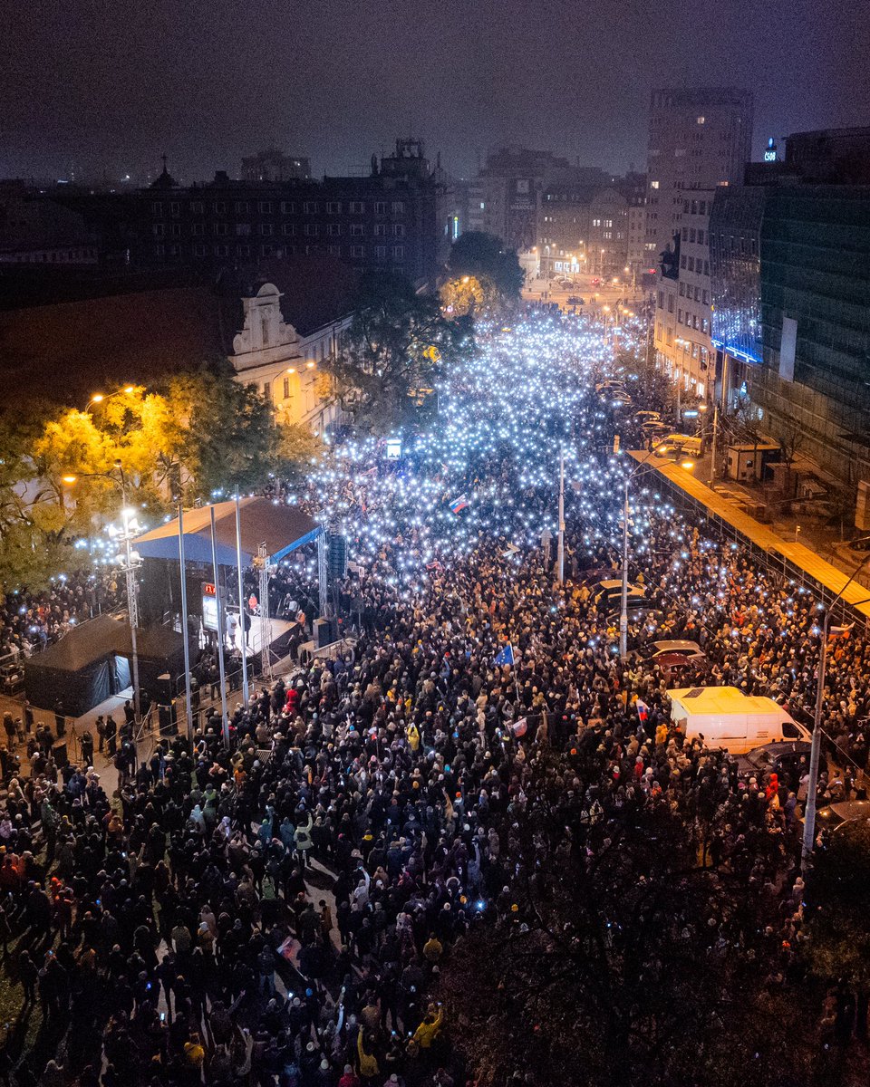 MSimecka's tweet photo. Slovensko je - a bude - krajinou slobodných ľudí! A slobodní ľudia nebudú ticho! ✌🏻 https://t.co/yDihbPCET0