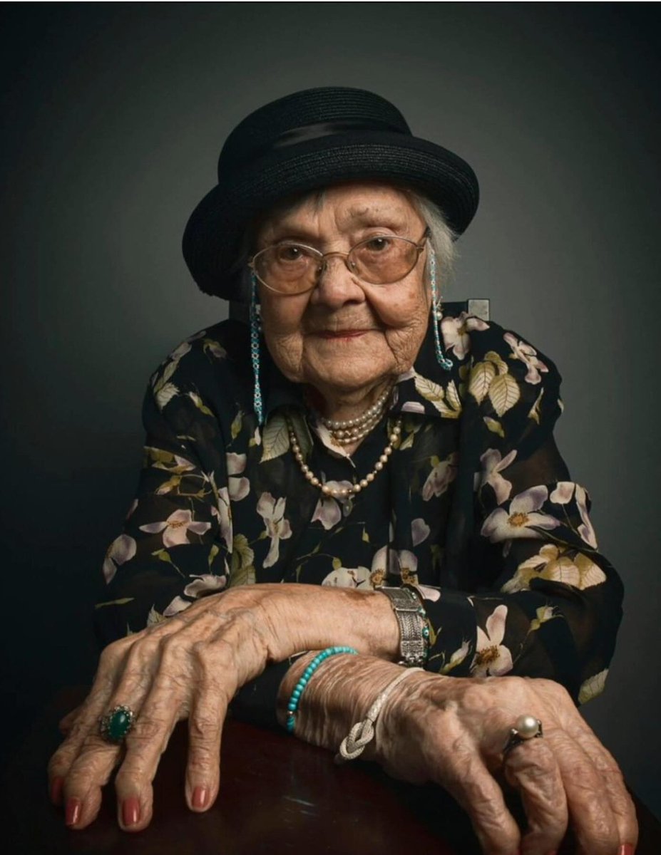 Bugün, Türkiye’nin yetiştirdiği en değerli bilim insanlarından biri olan Muazzez İlmiye Çığ’ı kaybettigimiz icin uzgunum...
Sümerolog olarak yaptığı çalışmalarla insanlık tarihine ışık tutmuş, Sümer kültürünü ve tarihini bizlere tanıtarak bilime eşsiz katkılarda bulunmuştur.
Onun