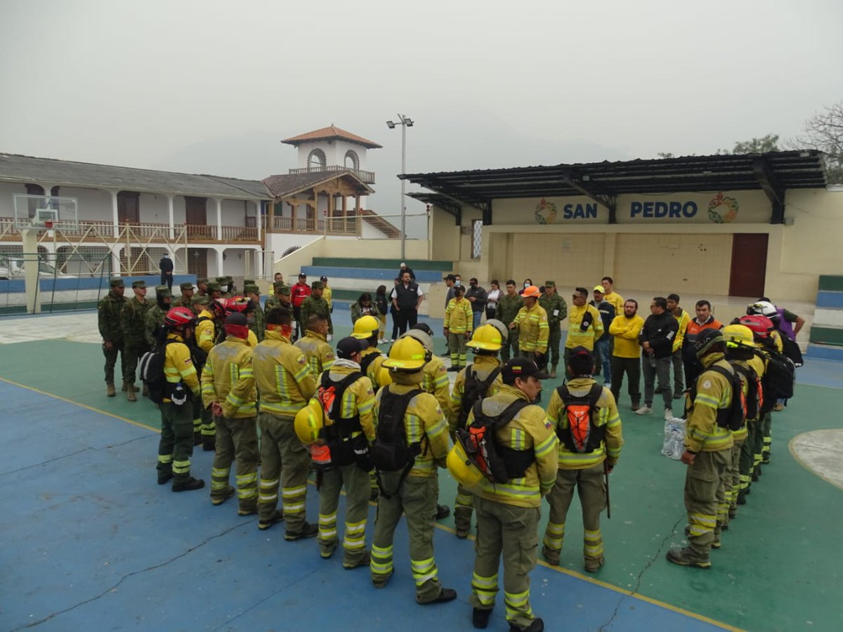 EcuadorMAE's tweet photo. #Loja| En acción contra los incendios forestales. 💪🏼🔥✖️  
Brigadistas de los Parques Nacionales Podocarpus y Yacuri, así como de la Reserva Biológica Cerro Plateado, unen esfuerzos  con el objetivo de combatir los incendios forestales en el Parque Nacional Podocarpus. https://t.co/wDXPVKXV65