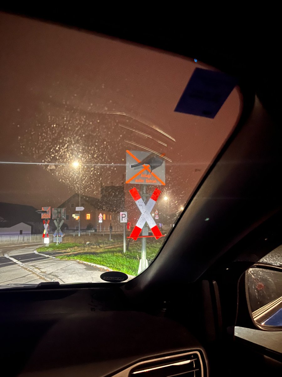 Hey <a href="/DB_Bahn/">Deutsche Bahn Personenverkehr</a> - bitte markiert defekte Warnanlagen und Schranken unbedingt mit einem Warnlicht. Das ist nachts so unauffällig, dass viele einfach drüber fahren, weil sie nicht sehen, dass die Anlage außer Betrieb ist. Find ich brandgefährlich. In 94099