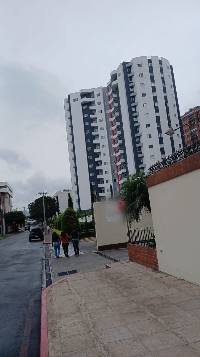 eP_investiga's tweet photo. #Actualidad 🚨 | El Ministerio Público informa que se realizan allanamientos en inmuebles ubicados en las zonas 14 y 15 de la ciudad capital.

Fuentes indican que estos allanamientos se están dando en inmuebles que son propiedad del exministro de Comunicaciones, Félix Alvarado, pero el MP no ha confirmado esa información. 

📸: MP