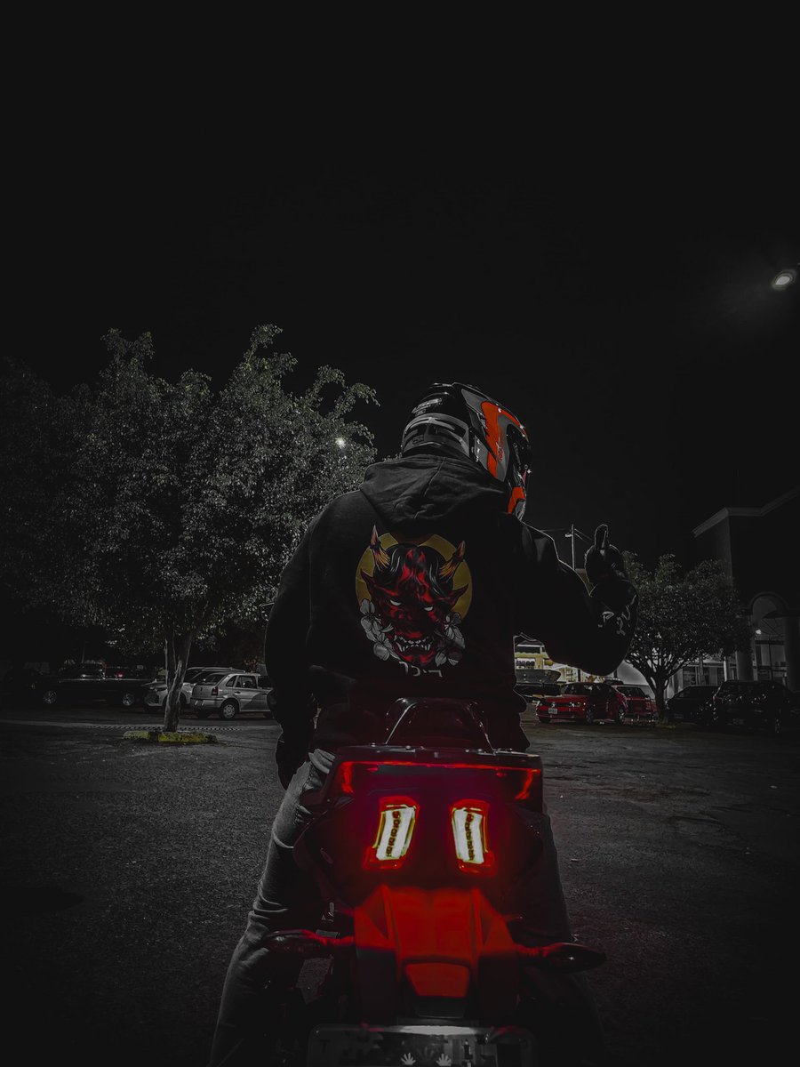 A lo largo de mi vida he sido tenista, fifa, otaku, cosplayer, gamer/geek, en algún momento intenté ser ciclista 🚴🏻‍♂️ pero nunca me imaginé que algún día seria biker 🏍  Siempre he tenido demasiados hobbies y pues ahora ando en uno de los más caros 😅😭 pero lo disfruto y mucho ❤️