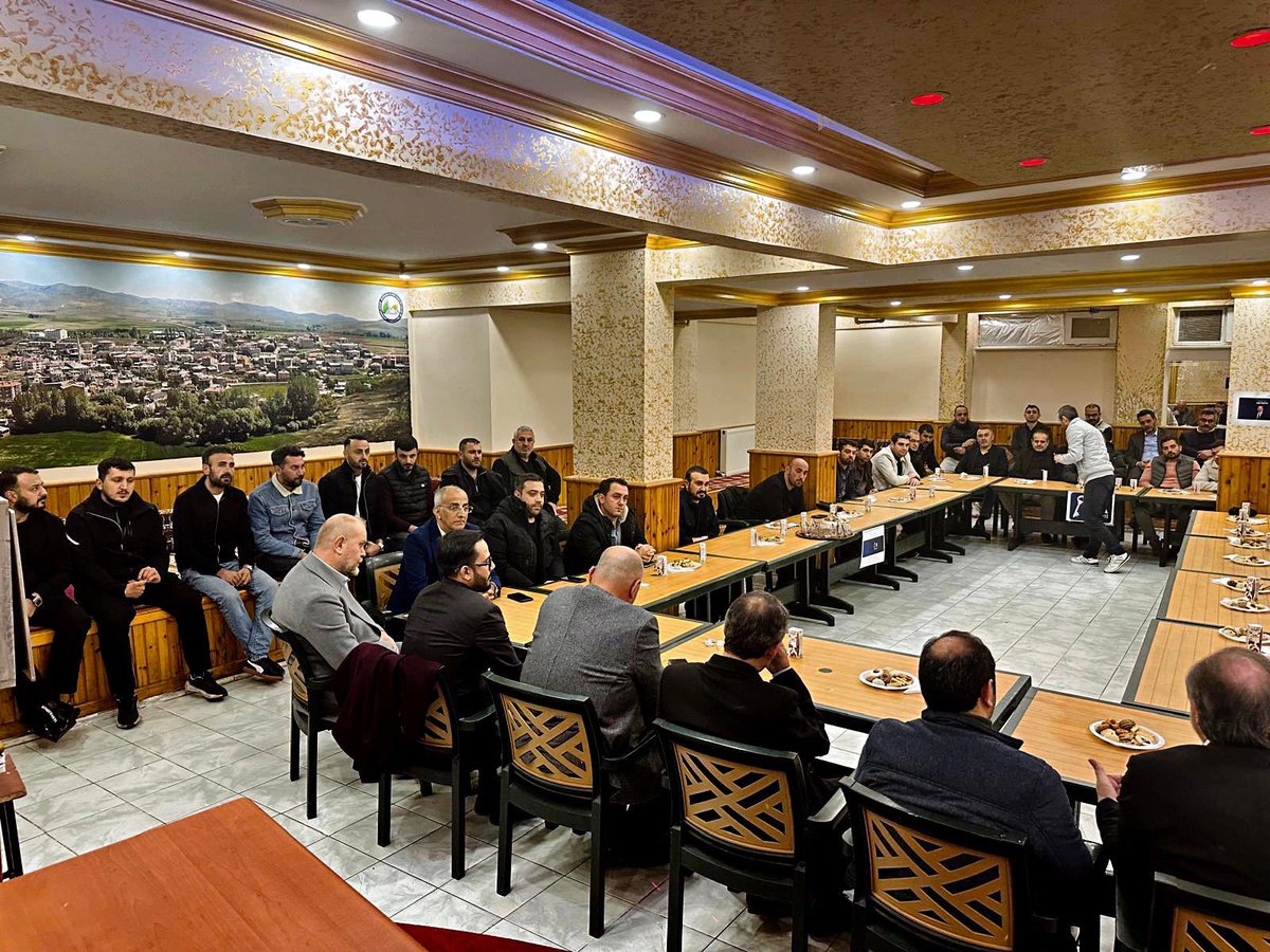 LSohretsizler's tweet photo. ▪️ “Liyakatli Şöhretsizler” Toplantısı İstanbul Bahçelievler’de Gerçekleştirildi

Anahtar Parti Kurucular Kurulu ve MYK Üyesi Sayın Ahmet Ali Kaplan, Kurucular Kurulu Üyeleri Metehan Burak Mert ve Cemalettin Gürler ile partimizin gönüldaşlarından Mustafa Öztürk’ün öncülüğünde, İstanbul Bahçelievler’de bulunan Bayburtlular Derneği’nde “Liyakatli Şöhretsizler” ile tanışma ve istişare toplantısı gerçekleştirildi.

Yoğun bir ilgiyle karşılanan toplantıda, partimizin misyonu ve Genel Başkanımız Yavuz Ağıralioğlu’nun liderliğinde üstlenilen vizyon detaylı bir şekilde aktarıldı. Toplantı, samimi bir atmosferde karşılıklı fikir alışverişi ve istişarelerle devam etti.

Milli Eğitim #anahtarparti #yavuzağiralioğlu